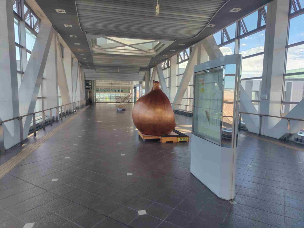 北見駅玉ねぎオブジェ1