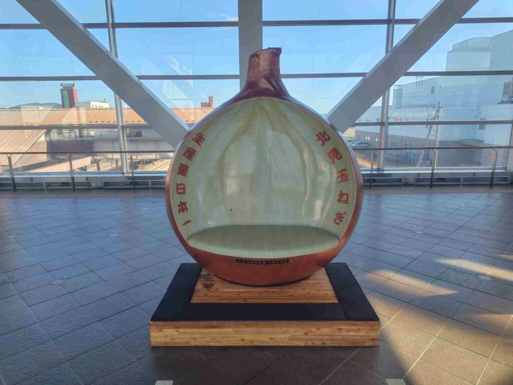 北見駅玉ねぎオブジェ2